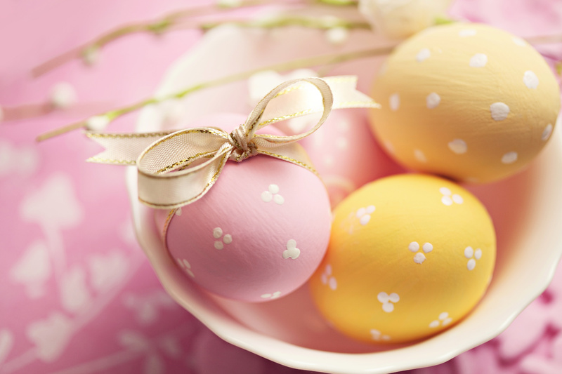 Pink_and_Yellow_Easter_Eggs_Background.jpg