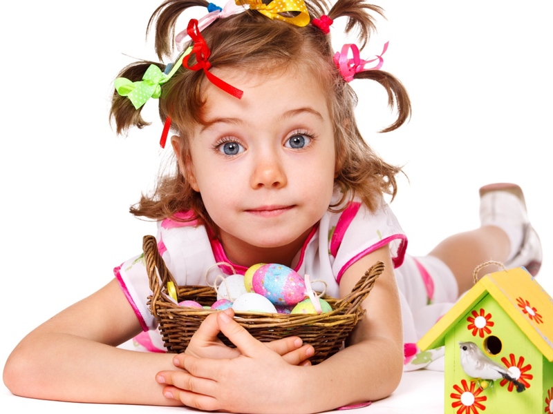 girl_basket_easter_eggs_white_background_80126_1024x768.jpg